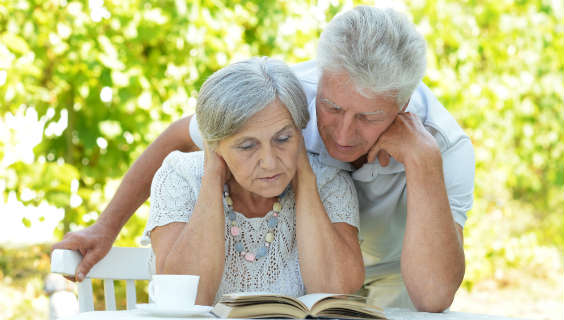 Ældre mennesker læser bog sammen